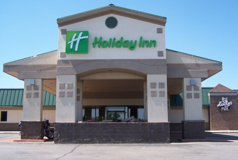 Click Big Deals - STAY & EAT At Spearfish Holiday Inn & Lucky's 13 Pub! Get a COMBO Valued at $200 For ONLY $100!!